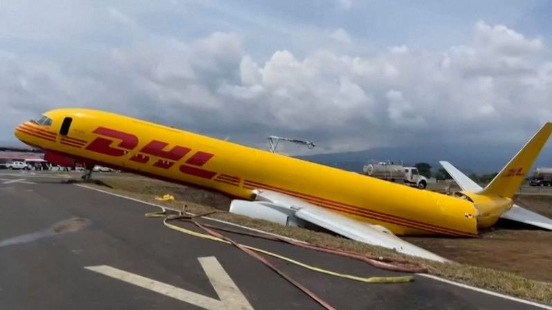 Drama v Kostarice. Letadlo sjelo po nouzovém přistání z ranveje a kus se ho odlomil