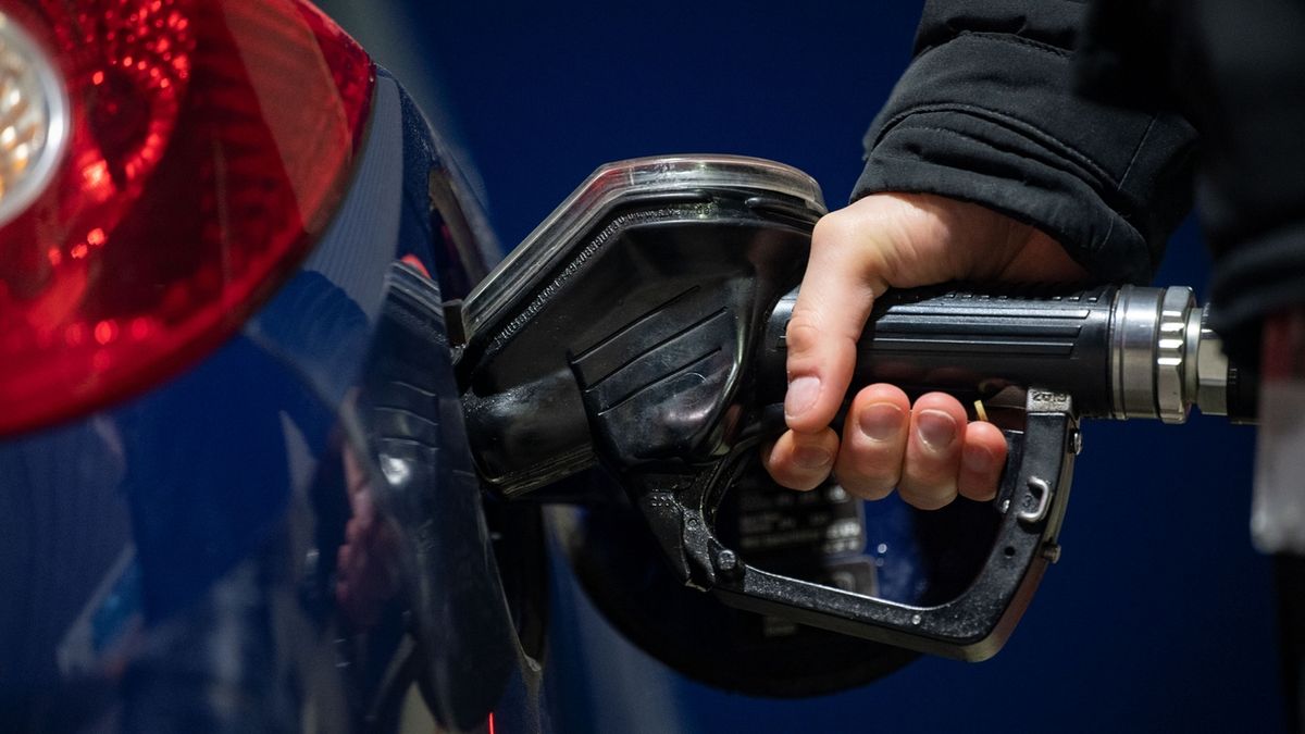 Nižší spotřební daň u nafty by mohla zůstat natrvalo