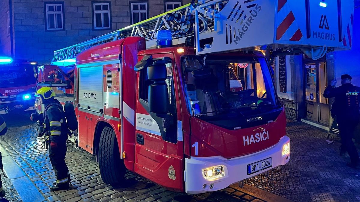 Požár v srdci Prahy, hasiči evakuovali přes 200 lidí