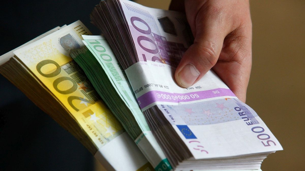 Kurz maďarské měny oslabil na rekordních 400 forintů za euro