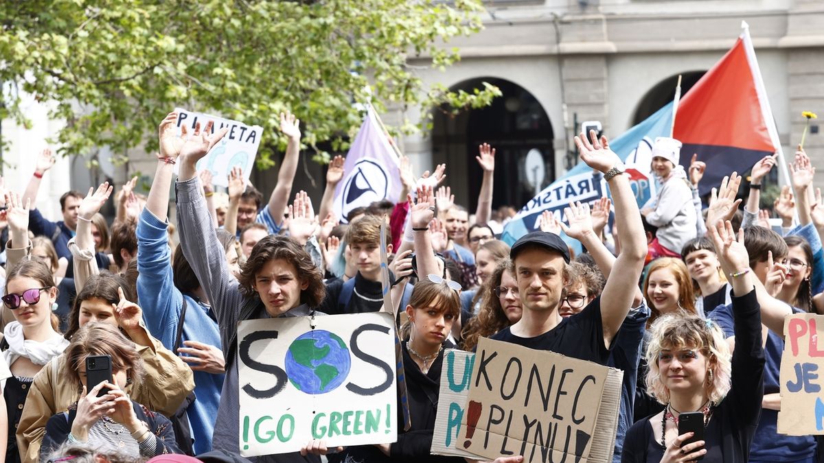FOTO: Studenti stávkovali za obnovitelné zdroje