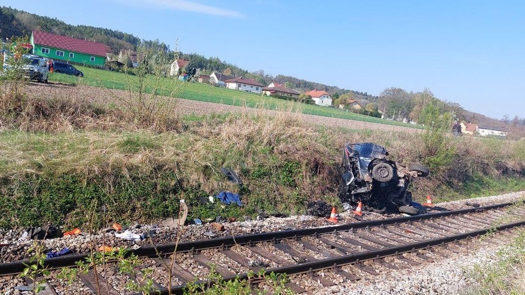 Řidič nepřežil srážku s nákladním vlakem na Českobudějovicku