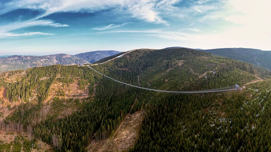 Záběry z nejdelšího visutého mostu pro pěší na světě. Je na Moravě a je jednosměrný