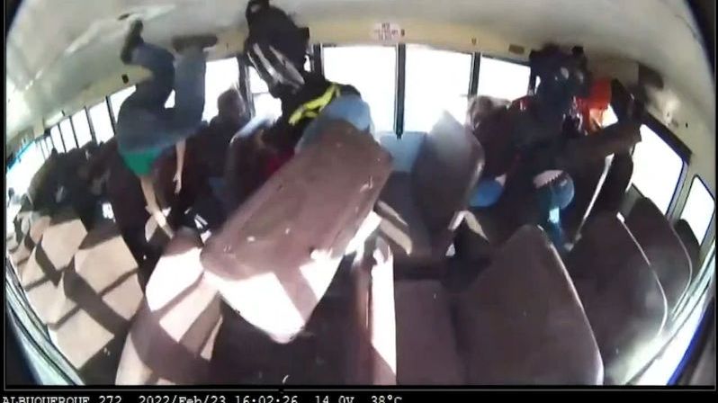 Závodící mustang v Novém Mexiku převrátil školní autobus plný dětí