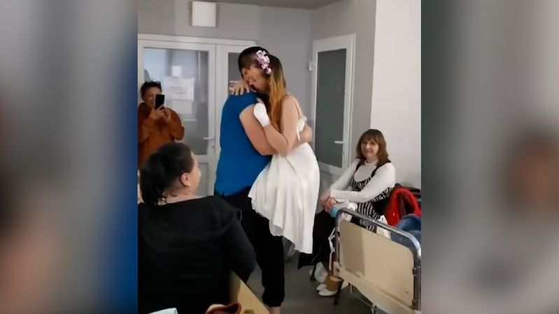Ukrajinské sestřičce mina utrhla obě nohy, přesto si zatančila na vlastní svatbě