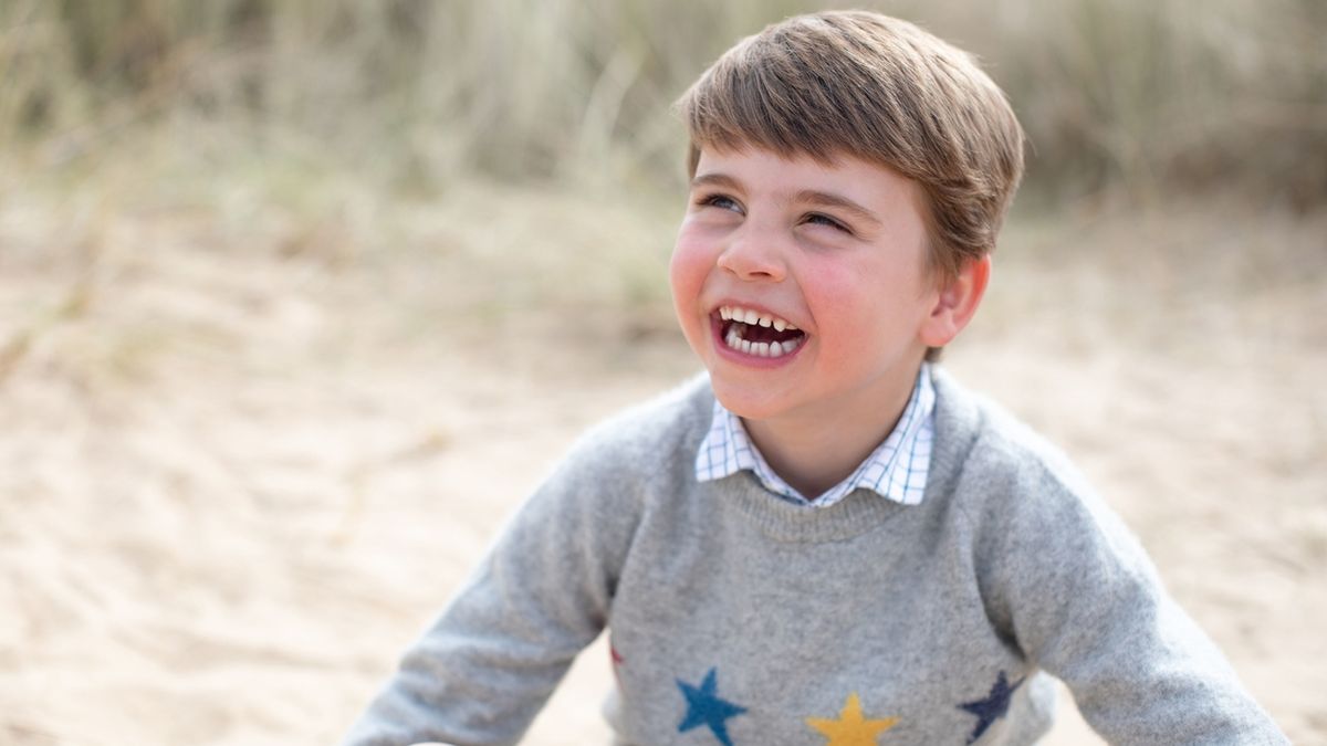 Princ Louis slaví čtvrté narozeniny. William a Kate zveřejnili nové fotografie