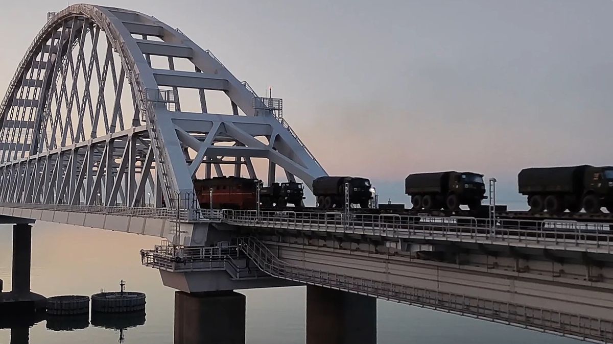 Kyjev nevyloučil úder na Krymský most. Moskva zuří