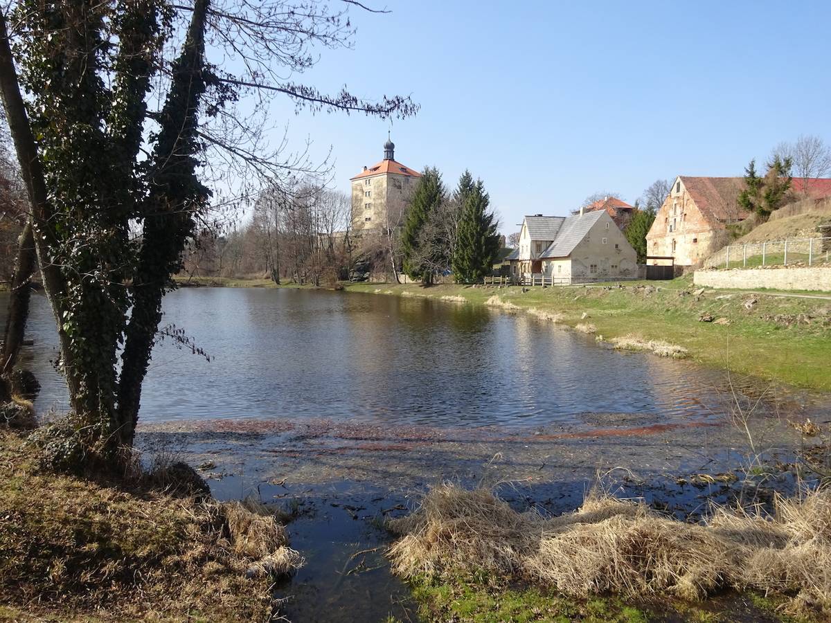 Malešovská tvrz na skále nad vodní nádrží