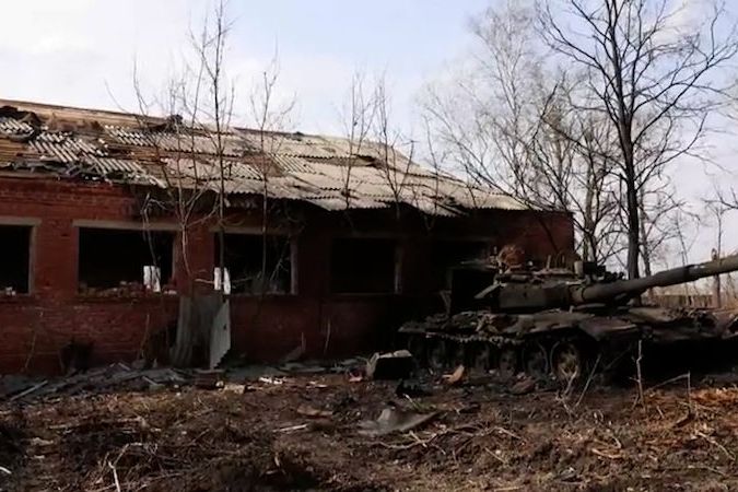 BEZ KOMENTÁŘE: Ukrajinská armáda získala zpět vesnici na předměstí Charkova, zůstaly v ní ruské tanky a letadla