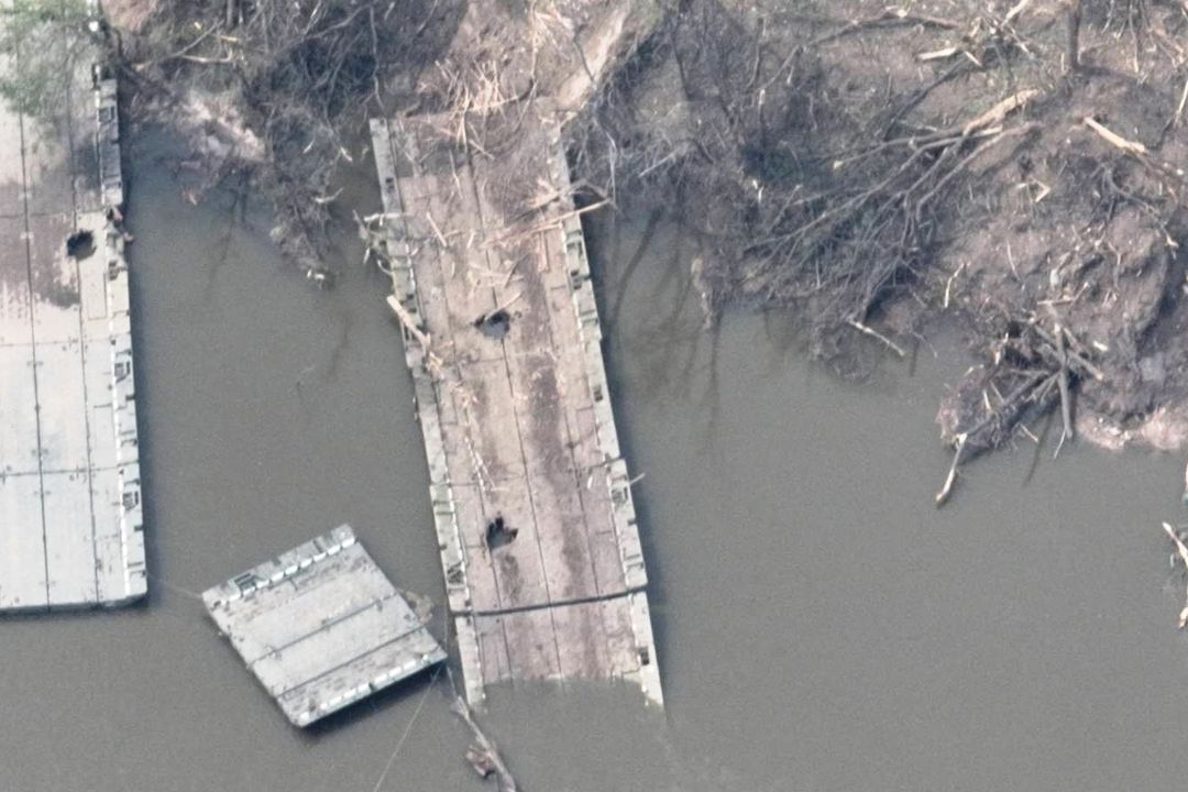 Vzdušné snímky zbytků provizorního mostu