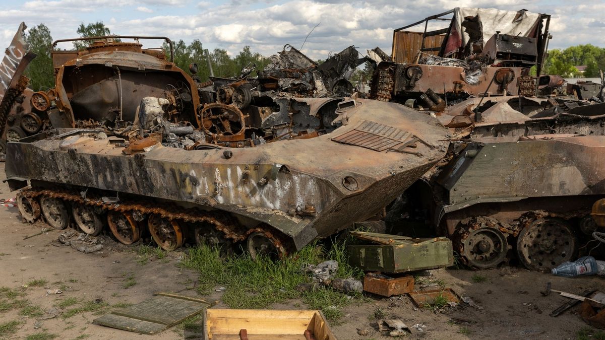Část techniky zničila ukrajinská armáda při bojích, další nepojízdnou ruští vojáci opustili, když se stahovali.