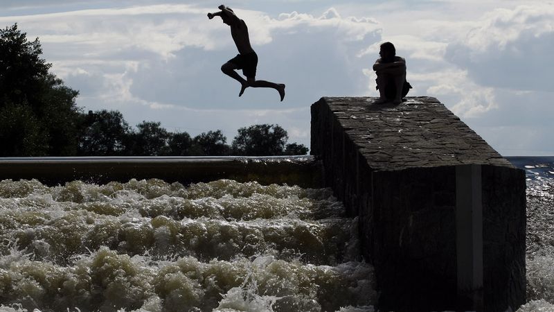 Horko bude dnes hlavně na západě Čech. Meteorologové upravili výstrahu