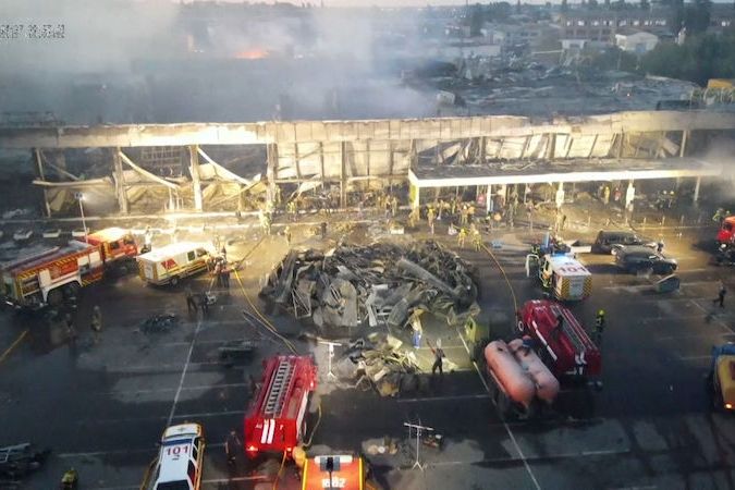 BEZ KOMENTÁŘE: Následky ruského útoku na nákupní centrum plné lidí v Kremenčuku