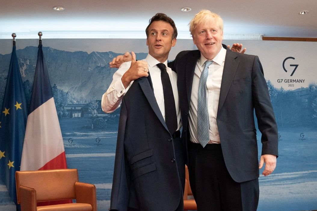 Francouzský prezident Emmanuel Macron (vlevo) s britským premiérem Borisem Johnsonem při setkání v rámci summitu G7