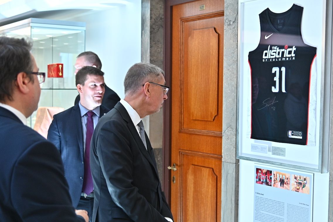 Andrej Babiš si prohlíží dar od někdejšího amerického prezidenta Donalda Trumpa. Jde o dres basketbalisty Tomáše Satoranského.