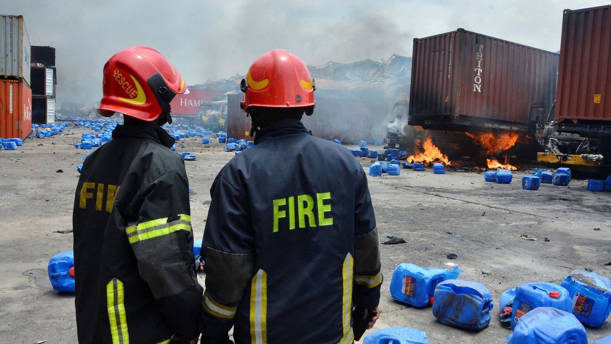 Při požáru kontejnerového překladiště v Bangladéši zemřelo nejméně 25 lidí