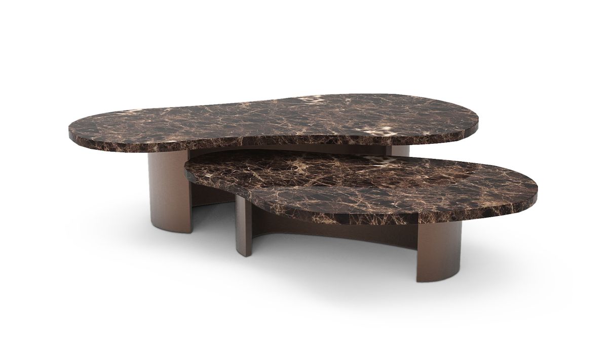 Center Table Robusta má dvě mramorové desky připomínající odstíny kávových zrn. Deska spočívá na pevné bronzové noze.