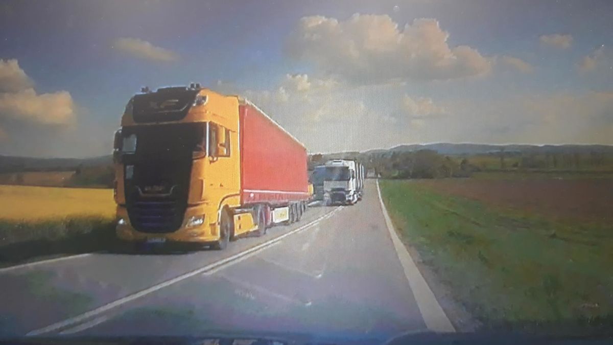 Řidič kamionu na Českobudějovicku vytlačil kolegu mimo silnici a málem smetl hlídku