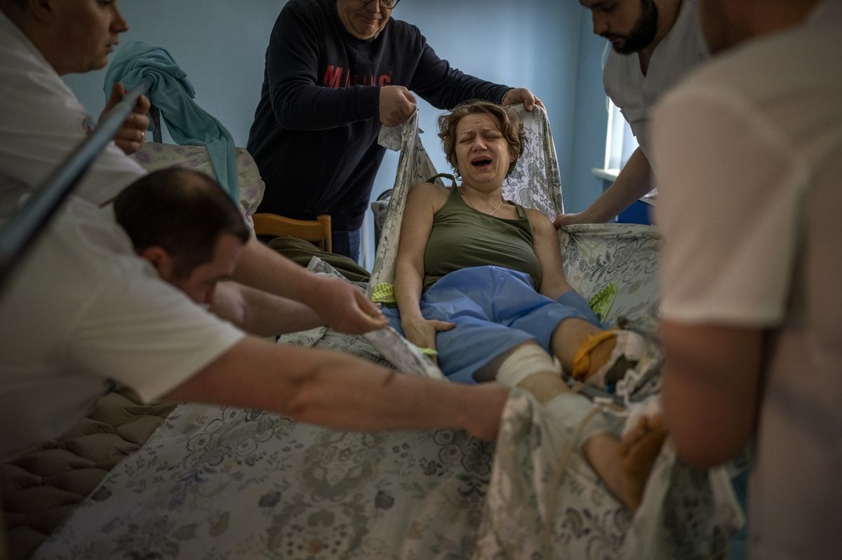 Елену, 45 лет, потерявшую ногу, медики готовят к операции. Елена также потеряла в результате взрыва своего 14-летнего сына