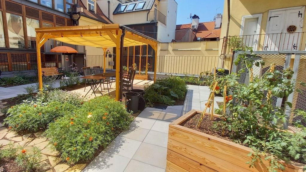 Zelená střecha se zahrádkou pro návštěvníky komunitního centra Život 90 se nachází na adrese: Karolíny Světlé 18, Praha 1. Střešní zahradu realizovala společnost GreenVille service, vyvýšení záhonů pak podnik Kokoza.