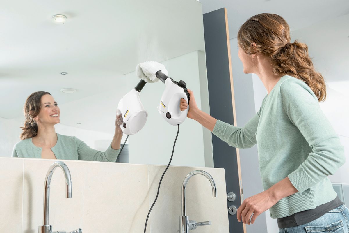 Na sklo zrcadla či ve sprchovém koutu použijte ruční parní čistič s jemným textilním návlekem. 