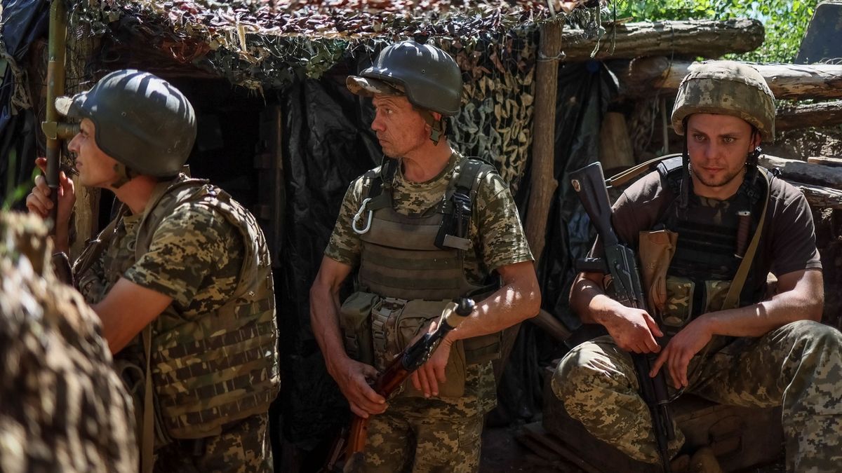 Rusové se snaží zabránit přeskupení ukrajinských jednotek, uvádí Kyjev