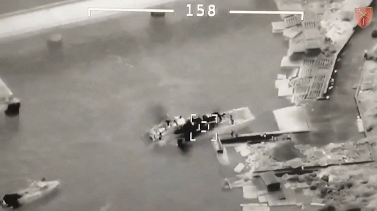 Záběr z dronu na zničenou ruskou výsadkovou loď 