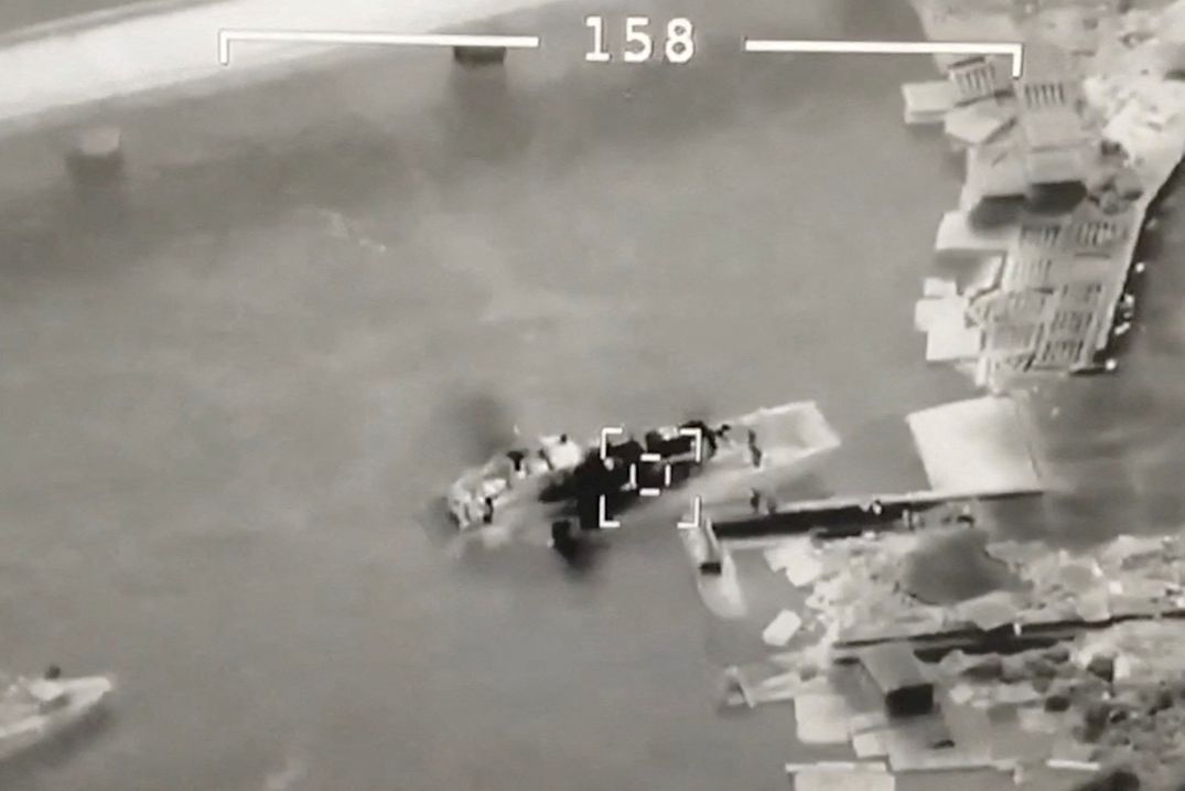 Záběr z dronu na zničenou ruskou výsadkovou loď 