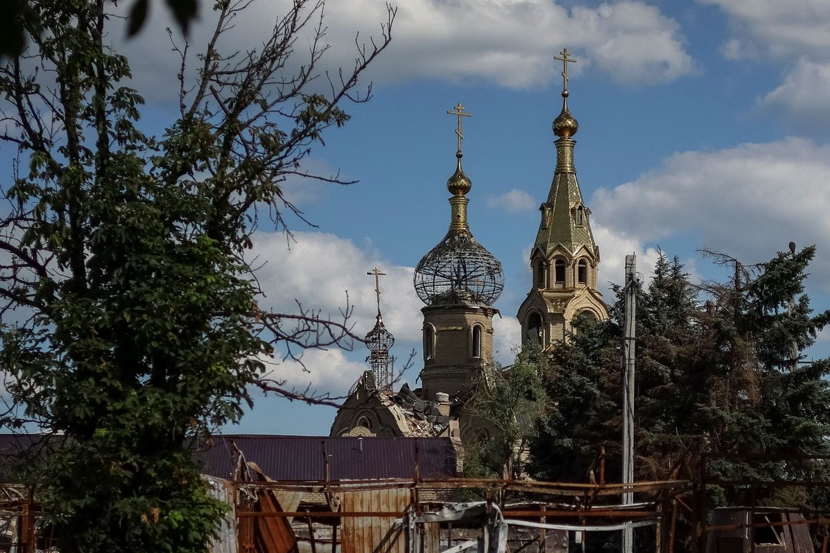 Поврежденная церковь в городе Марьинка