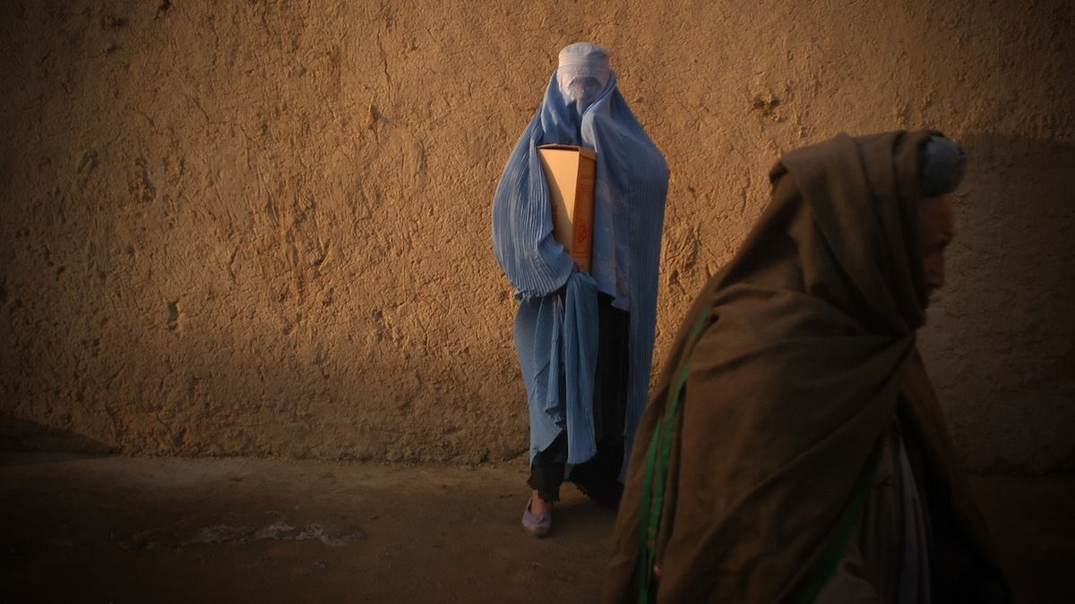 Tálibán nařídil ženám vystupovat v televizi se zakrytým obličejem. Prý se radují