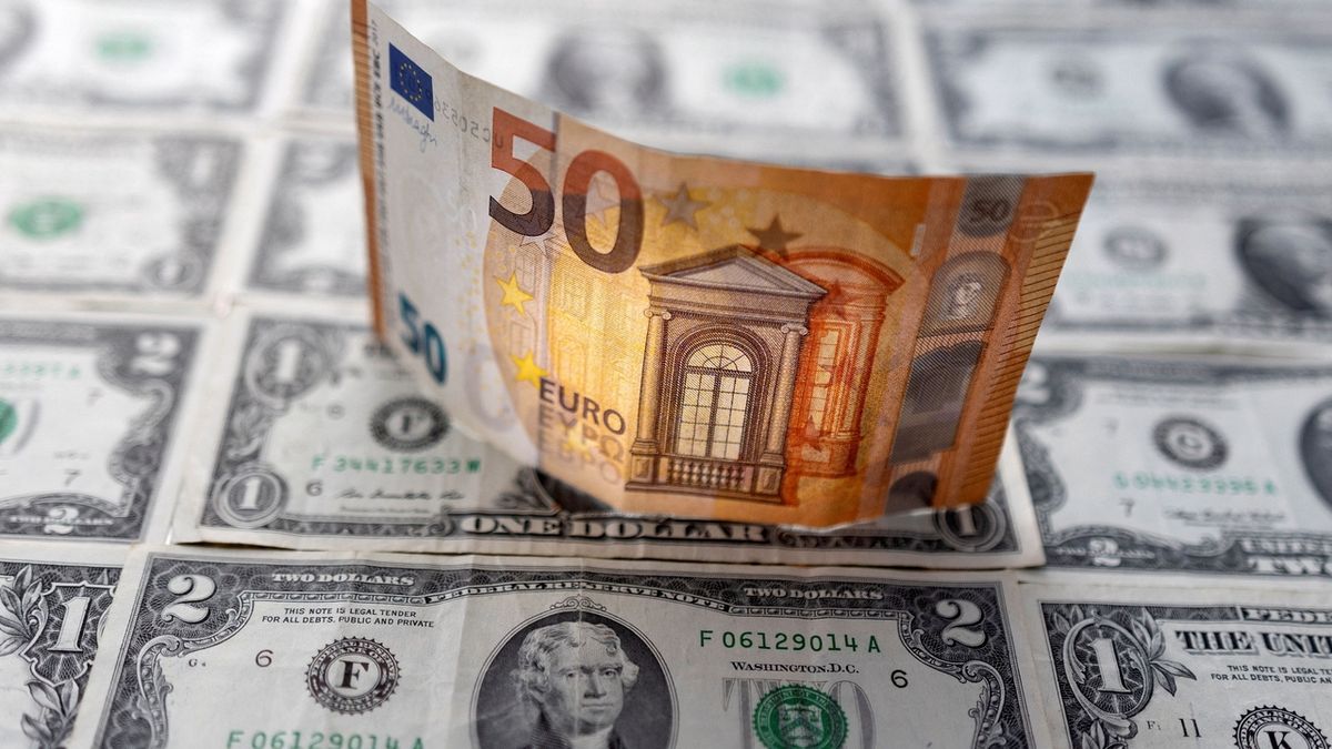 Euro je vůči dolaru nejníž za 20 let