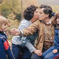 Miroslav Hanuš jako otec budoucí popové princezny Ivety Bartošové v minisérii Iveta. Matku zpěvačky ztvárnila Alena Mihulová a samotnou malou Ivetku si zahrála Terezie Holá