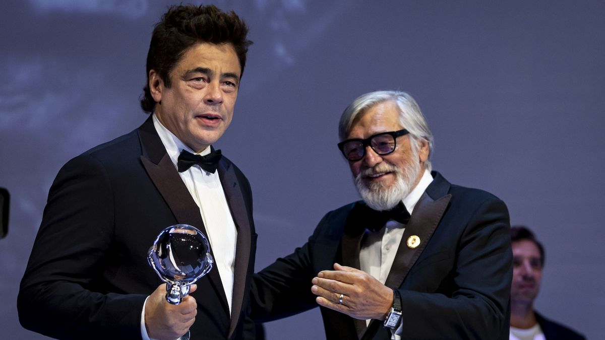 Od Jiřího Bartošky převzal Benicio Del Toro Cenu prezidenta festivalu.