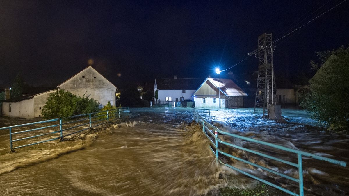 Rozvodněný Křemžský potok v Brlohu na Prachaticku
