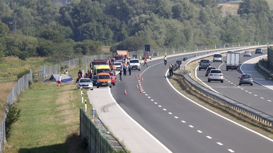 Místo nehody autobusu s polskými poutníky na dálnici v Chorvatsku