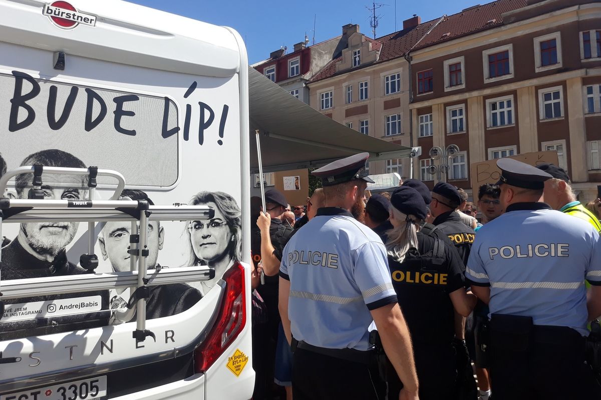 Policisté dohlížejí na mítinku poslance Andreje Babiše (ANO).