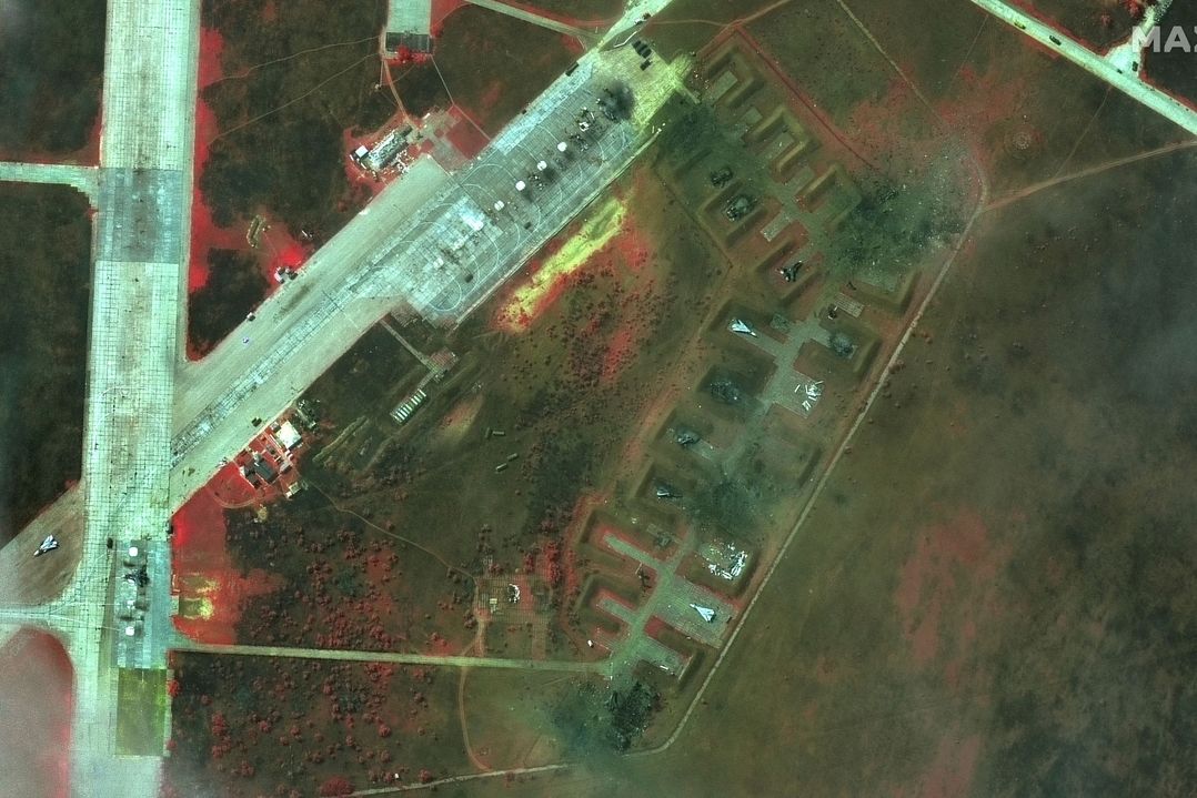 Infračervený záběr základny Saki na poloostrově Krym po požáru 