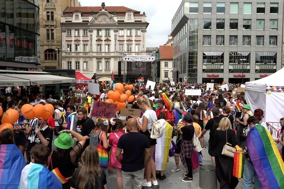 Prahou prochází karnevalový průvod Prague Pride