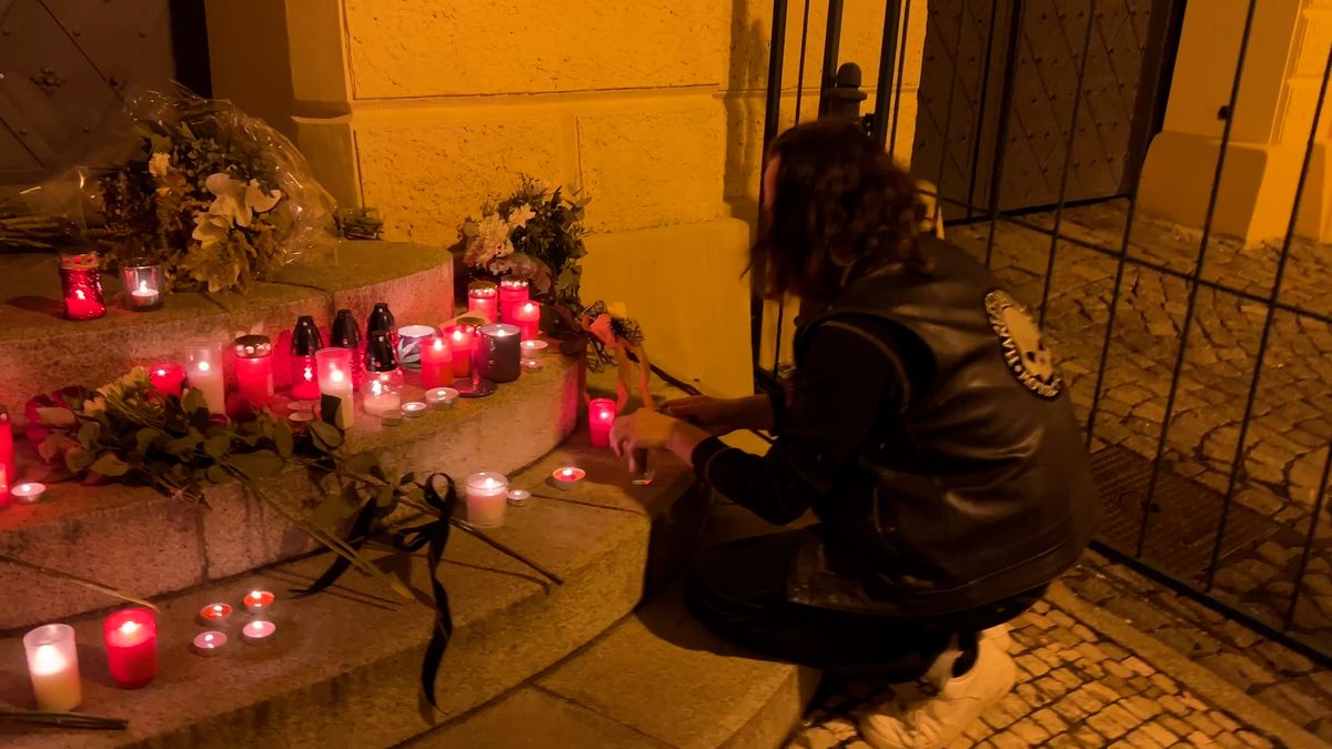 Lidé zapalují svíčky u britské ambasády v Praze, Petřín dostal zvláštní nasvícení