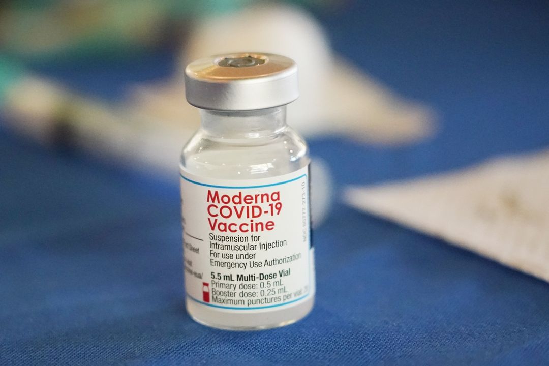Lahvička s vakcínou od Moderny