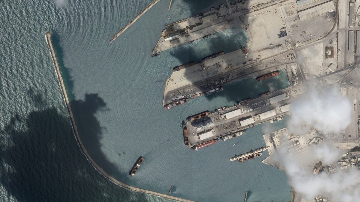 Satelitní snímek zachycuje loď Razoni v syrském přístavu