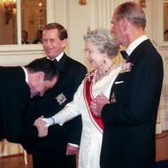 Karel Schwarzenberg se klaní královně Alžbětě II., jež se v doprovodu svého manžela prince Philipa, vévody z Edinburghu, zúčastnila recepce, kterou na Pražském hradě na jejich počest uspořádal v roce 1996 prezident Václav Havel.