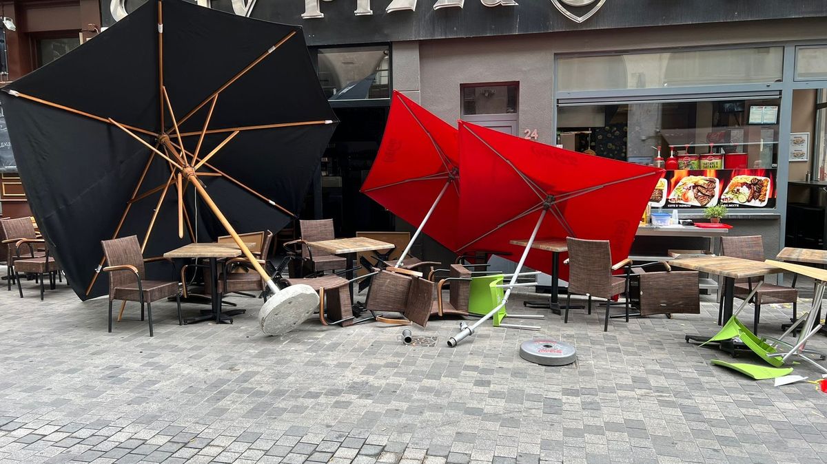 V centru Bruselu vjela dodávka na terasu restaurace. Šest zraněných