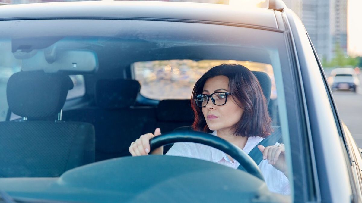 Brýle nebo čočky by mělo nosit 40 procent řidičů, část z nich tak nečiní