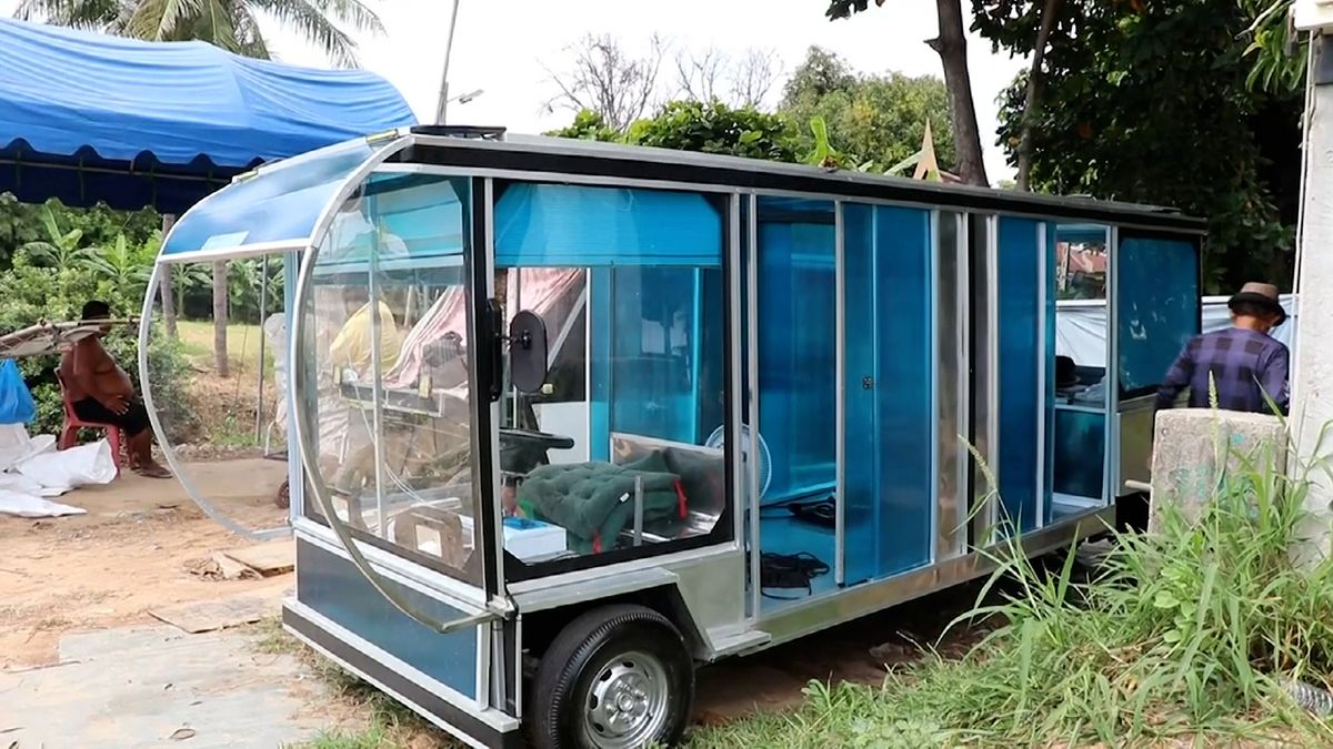 Thajský kutil postavil obytné auto se solárním pohonem. Vypadá jako skleník na kolech
