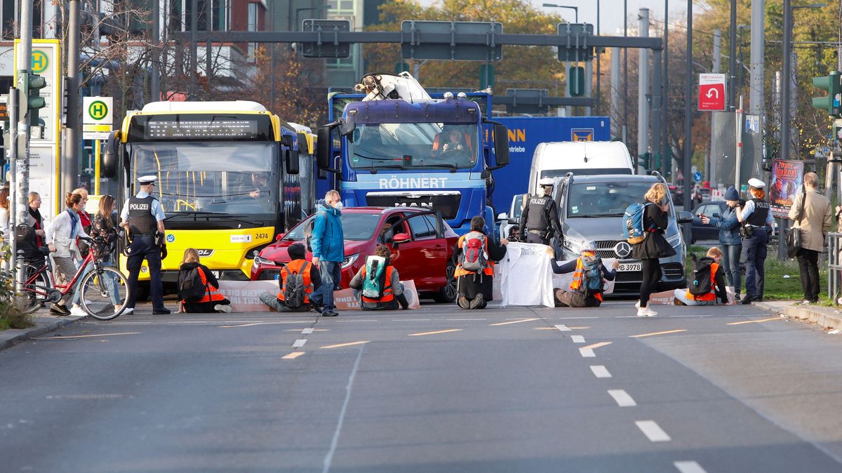 Cyklistka, kterou v Berlíně přejela míchačka, zemřela. Záchranáři přijeli pozdě kvůli přilepeným ekoaktivistům