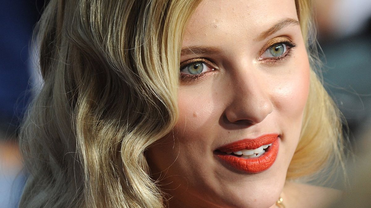 Pražský fanoušek Scarlett Johansson uvěřil, že mu píše na WhatsApp. Zaplatil přes 200 tisíc
