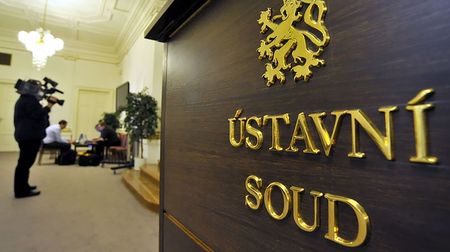 Po smrti manželky si z jejího účtu poslal 300 tisíc, dostal za to tři roky vězení. Nepomohl ani Ústavní soud