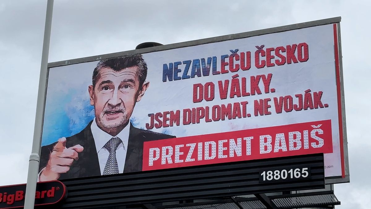 Babiš na billboardech straší válkou, kterou ale prezident nevyhlašuje