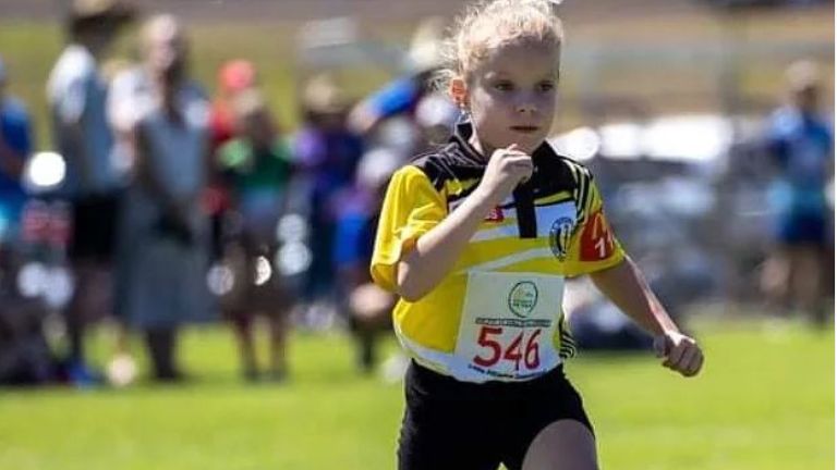 Postižené dívce lékaři řekli, že už nikdy nebude chodit. Dokončila triatlon a drží šest atletických rekordů